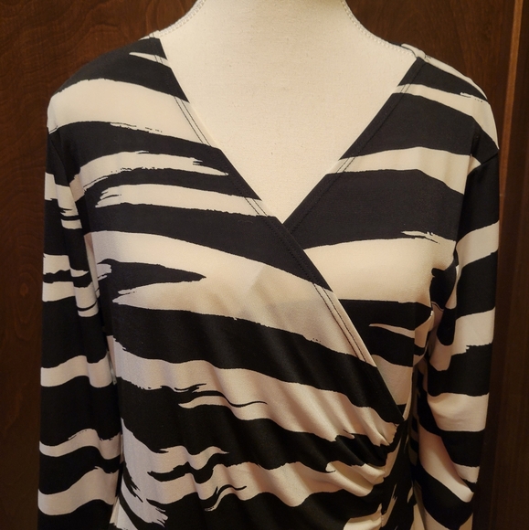 Dana Buchman Tops - Dana Buchman Black & White Patterned Top